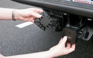 Снаружи тайник HitchSafe закрывается резиновой крышкой, защищающей от пыли и скрывающей от посторонних глаз.