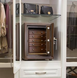 Сейф Topaz американской компании Casoro Jewelry Safes.